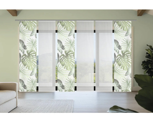 Schiebevorhang mit Pflanzenmotiven vor einem Fenster