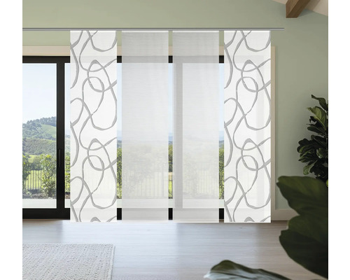 Schiebegardinen mit grafischem Muster und transparenten Bahnen vor Terrassentür