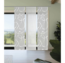 Raumansicht mit Schiebegardinen vor einem Fenster