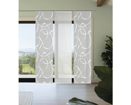 Raumansicht mit Schiebegardinen vor einem Fenster