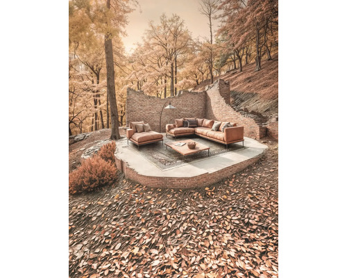 Außensitzbereich mit Sofagarnitur, Couchtisch und Backsteinmauer in herbstlicher Umgebung.