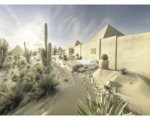 Scène d'habitation avec lit en plein air devant un décor de pyramides