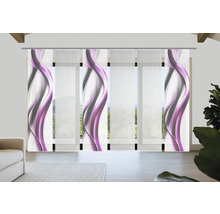 Schiebegardinen mit wellenförmigem Muster vor Fenster