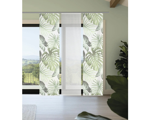 Schiebegardine mit Pflanzenmuster vor Fenster