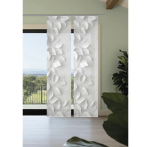 Zwei Schiebegardinen mit Blattmuster vor einem Fenster.