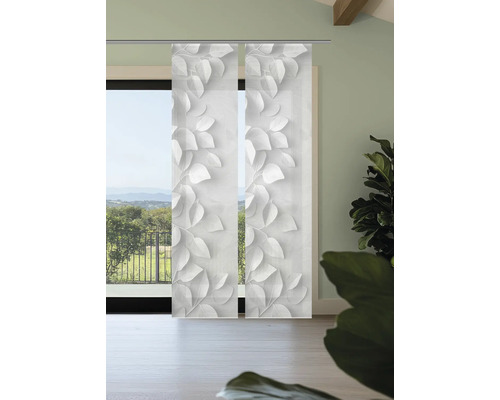 Zwei Schiebegardinen mit Blattmuster vor einem Fenster.