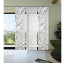 Dekorative Schiebegardine mit Blattmotiv vor einem Fenster