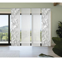 Schiebegardine mit Blattmuster vor Fensterfront