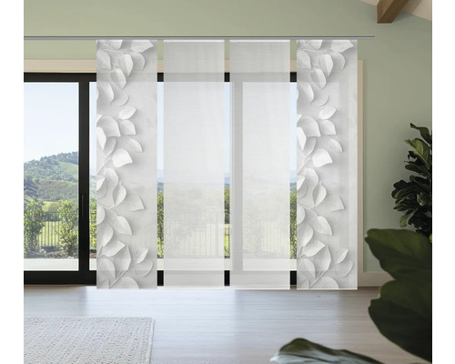 Schiebegardine mit Blattmuster vor Fensterfront