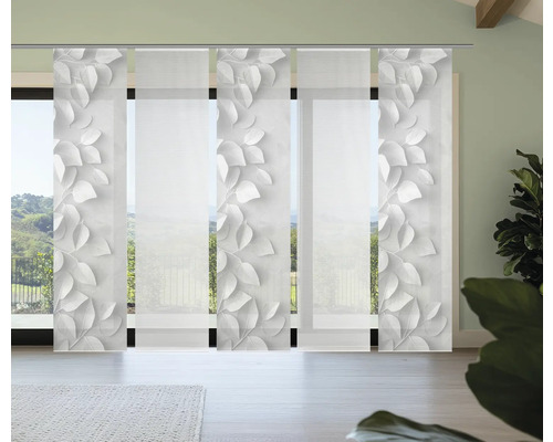 Schiebegardine mit Blattmuster vor einem Fenster