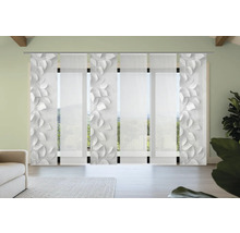 Schiebegardine mit Blattmuster vor Fenster