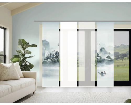 Dekorativer Schiebevorhang mit Landschaftsmotiv im Wohnzimmer