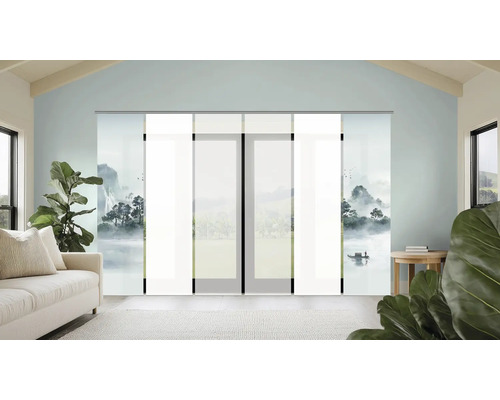 Wohnzimmer mit Schiebegardinen mit Berg- und Seemotiv