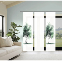 Wohnzimmer mit Schiebegardinen mit Baum Motiven vor einem Fenster