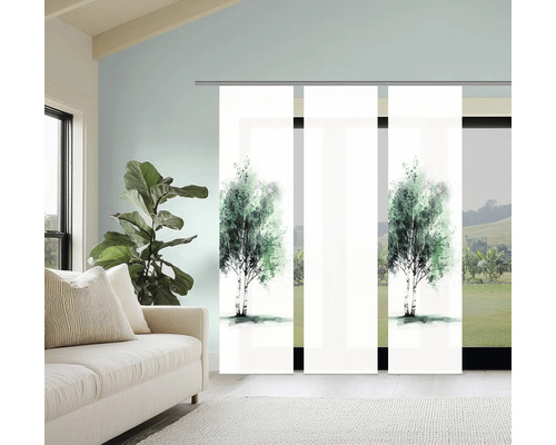 Wohnzimmer mit Schiebegardinen mit Baum Motiven vor einem Fenster