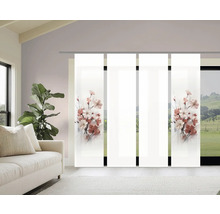 Raumansicht mit Schiebevorhängen mit Blumenmuster