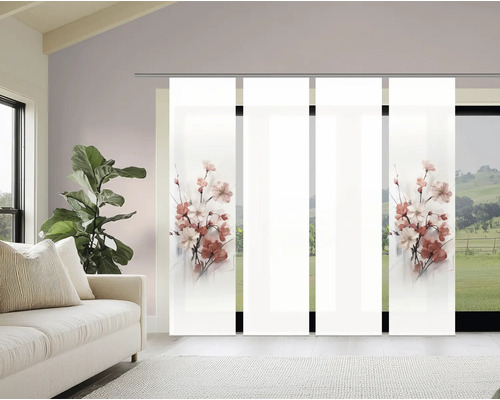 Raumansicht mit Schiebevorhängen mit Blumenmuster