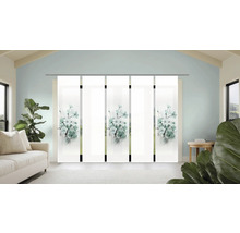 Vue d'une pièce avec des rideaux coulissants à motif floral