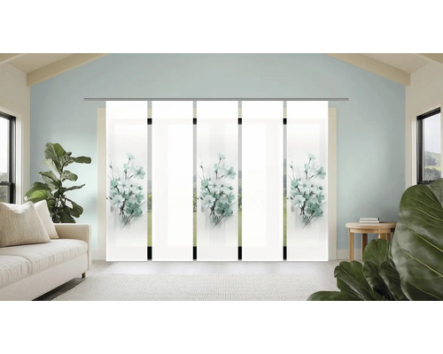 Vue d'une pièce avec des rideaux coulissants à motif floral