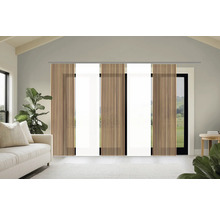 Raumansicht mit Holzlamellen-Schiebegardinen vor einem Fenster