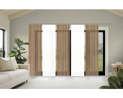 Raumansicht mit Holzlamellen-Schiebegardinen vor einem Fenster