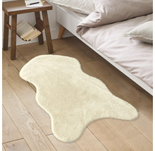 Tapis décoratif dans la chambre sur plancher en bois