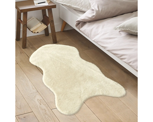 Tapis décoratif dans la chambre sur plancher en bois