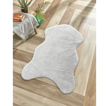 Tapis décoratif aspect fourrure sur un sol en bois