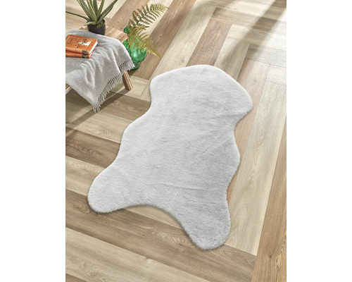 Tapis décoratif aspect fourrure sur un sol en bois