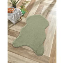 Tapis vert de forme irrégulière sur plancher en bois