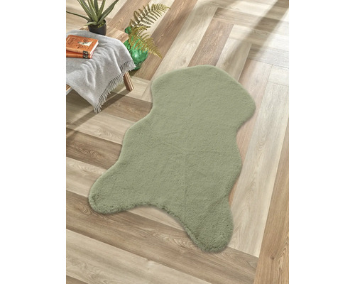 Tapis vert de forme irrégulière sur plancher en bois