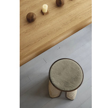 Vue de dessus d'un tabouret rond avec un revêtement en fourrure et une table en bois avec décoration