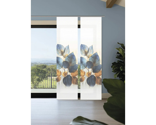 Zwei Schiebegardinen mit Blattmotiv vor einem Fenster