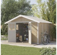 Abri de jardin avec portes ouvertes, barbecue, sac de charbon de bois et vélo dans le jardin.