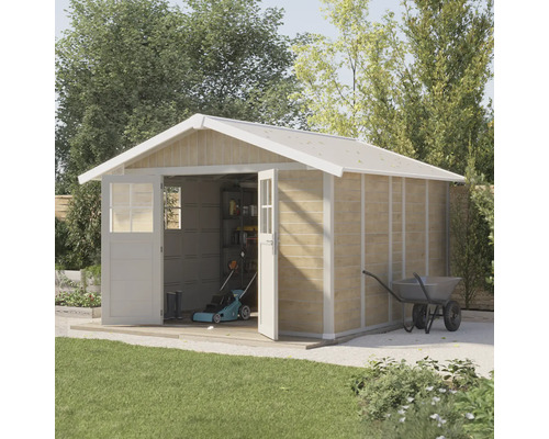 Abri de jardin avec portes ouvertes, tondeuse à gazon, brouette et outils de jardin