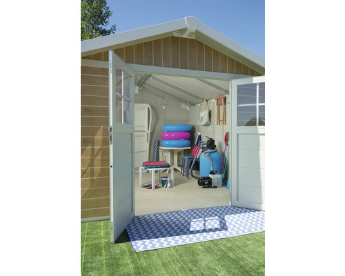 Abri de jardin ouvert avec outils de jardin et accessoires de piscine