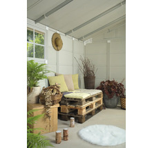 Coin salon confortable dans une cabane de jardin avec des meubles en palettes, des coussins et des plantes