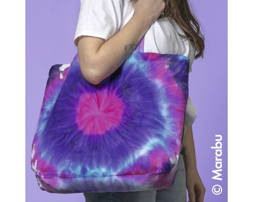 Frau mit Stoffbeutel mit Batikmuster