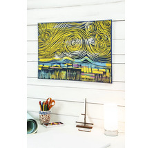 Dekorative Leinwand mit abstraktem Landschaftsmotiv an einer Wand