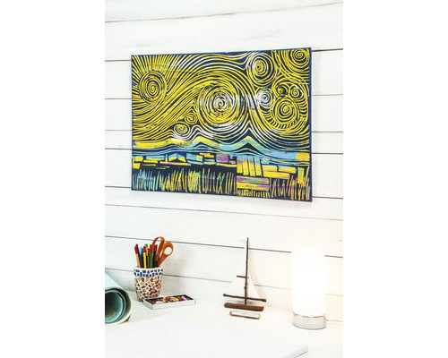 Dekorative Leinwand mit abstraktem Landschaftsmotiv an einer Wand