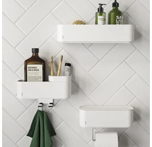 Badezimmerregale mit Handtuchhaken und Toilettenpapierhalter an einer gefliesten Wand
