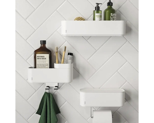 Badezimmerregale mit Handtuchhaken und Toilettenpapierhalter an einer gefliesten Wand