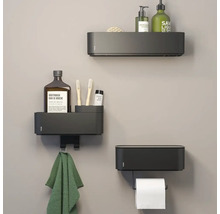 Wandmontierte Badezimmeraccessoires mit Ablageflächen zur Organisation von Badutensilien.
