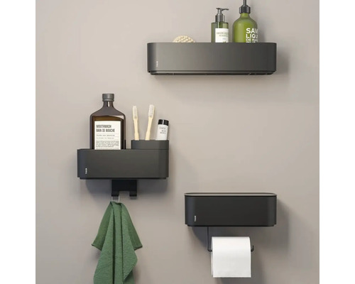 Wandmontierte Badezimmeraccessoires mit Ablageflächen zur Organisation von Badutensilien.