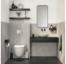 Modernes Badezimmer mit Toilette, Waschbecken, Spiegel und Regalen für ein stilvolles Ambiente