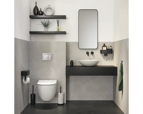 Modernes Badezimmer mit Toilette, Waschbecken, Spiegel und Regalen für ein stilvolles Ambiente