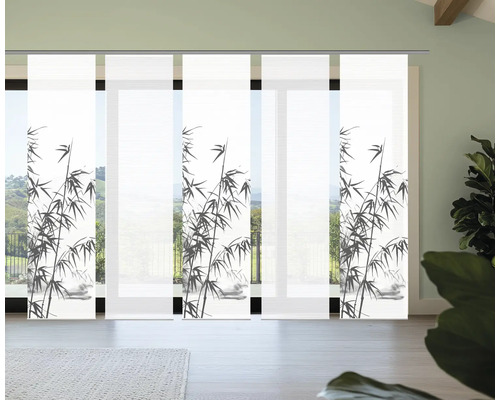 Dekorative Schiebegardinen mit Bambusmuster vor einem Fenster.
