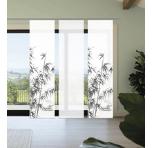 Schiebegardine mit Bambusmotiv vor Fenster