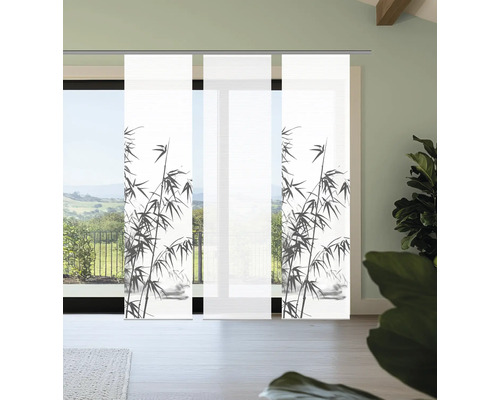 Schiebegardine mit Bambusmotiv vor Fenster