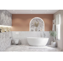 Modernes Badezimmer mit freistehender Badewanne, Toilette und Heizkörper